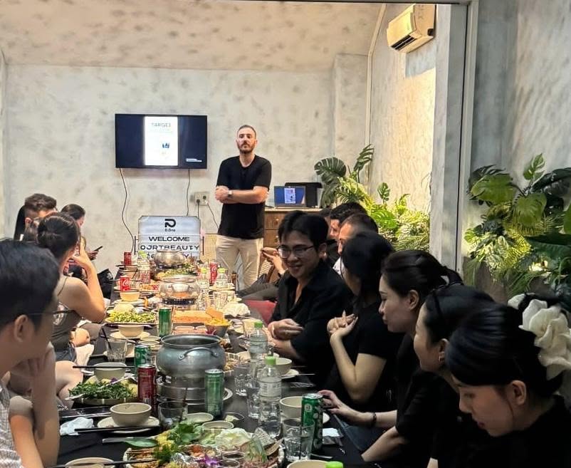 עומר ברוך עובד עם צוות בשטח